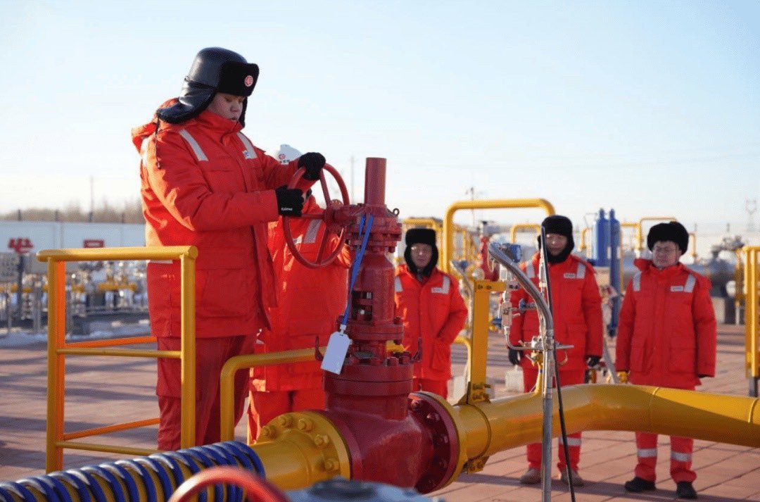 Workers at the Nenjiang Branch natural gas pipeline project site during valve-opening operations